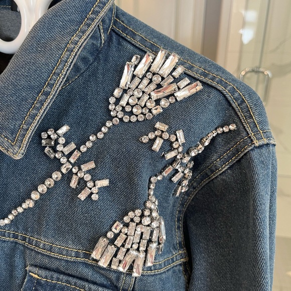A Safari styled denim jacket with rhinestones size small zippered front - Picture 5 of 17